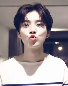 怎样梳网红刘海男,男生发型新风尚