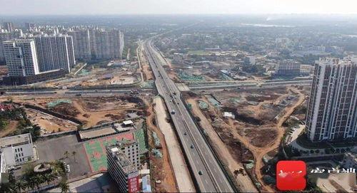 椰海大道下午的新闻头条,多车连环相撞，交通受阻紧急疏导